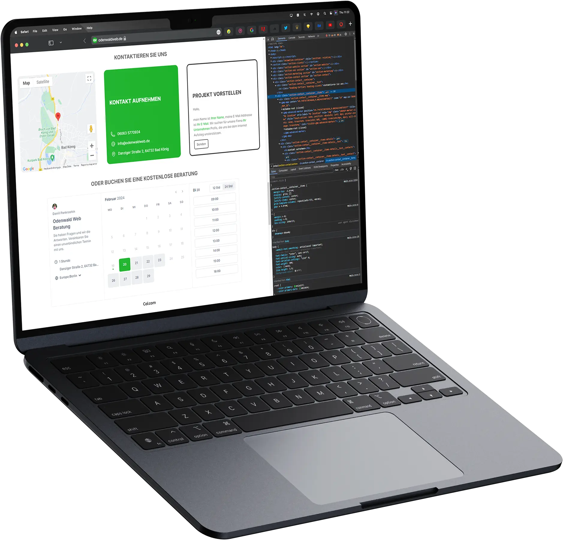 Laptop mit Webseite und Programmierungssoftware auf dem Bildschirm